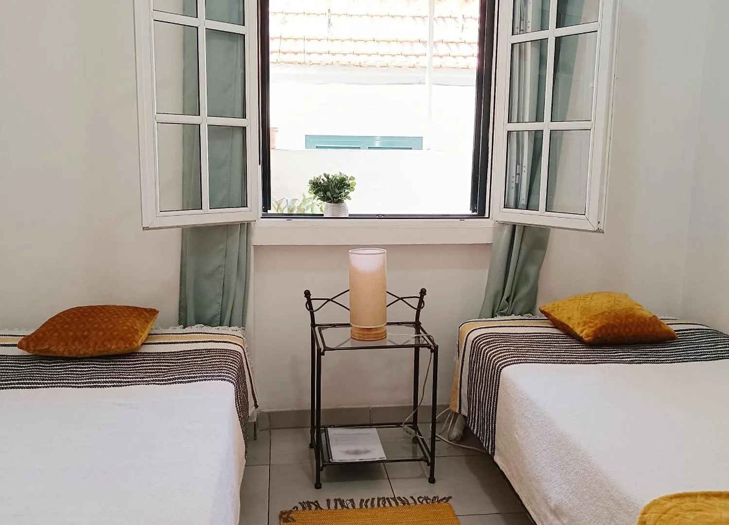 Gasthof Home & Flower - Private Bedrooms Funchal